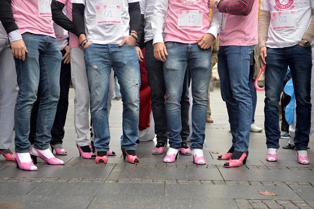 Muškarci na štiklama ponovo podržali borbu protiv raka dojke